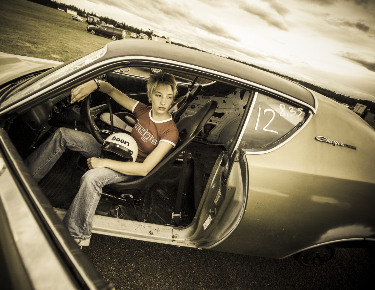 flicka i race bil
