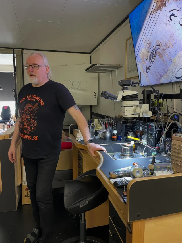 Studiebesök till Gravörmästare Joacim Jansson @handgravyr.se Ett givande besök för silvergänget.#helliden #hellidensfolkhögskola #silverhelliden #handgravyr #gravörmästare