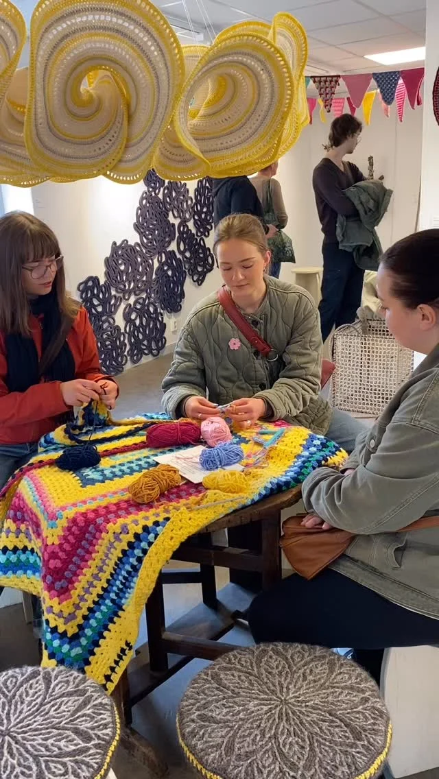 Idag besökte vi Tidaholms konsthall där @bergakarin mfl visar virkningens mångfald 🧶 verkligen häftig utställning som vi rekommenderar 😍

#hellidensfolkhögskola #textilhelliden #virka #textil #textilkonst #tidaholmskonsthall