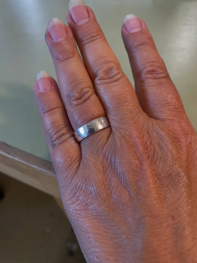 Sommarhälsning från sommarkurser i silverring och elektrolyt färgning i titan.
#helliden #hellidensfolkhögskola #sommarkurs #silverring #titan
