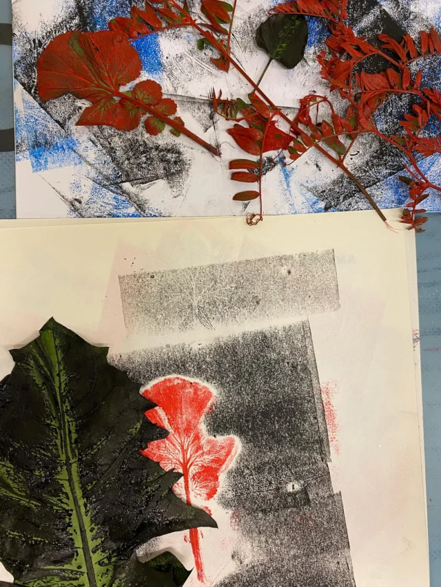 Skolstart! Äntligen är vi igång och på textilen har vi börjat med lite skissteknik. På måndag överför vi våra kompositioner till screentrycksramar 🌱

#hellidensfolkhögskola #textilhelliden #linoleum #skiss #folkhogskola #process