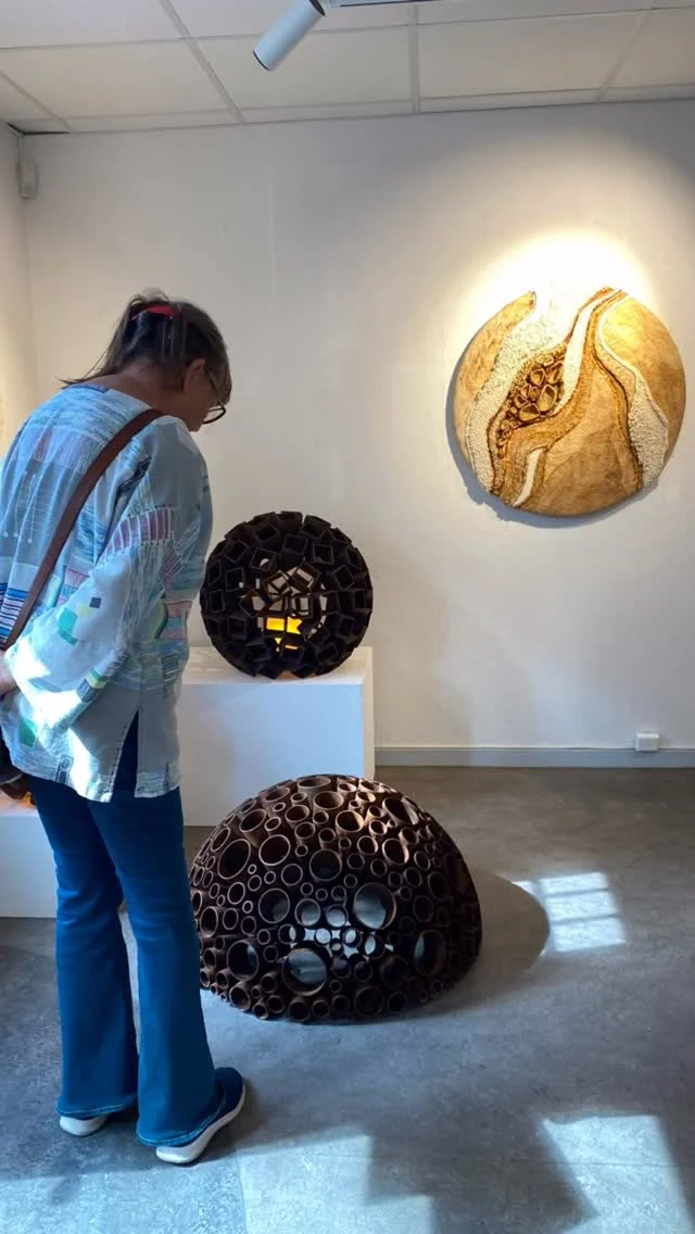 Idag har Konsthantverkskurserna varit på Tidaholms konsthall och tittat på utställningen ”Tidens frågor” med konstnärerna Gert Van det Vossen och Reena Curphey

#hellidensfolkhögskola #konsthantverk #tidaholmskonsthall