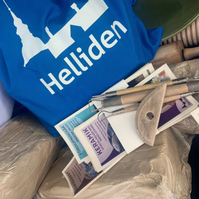 Nu är vi redo för @keramikexpo.huskvarna imorgon! Välkomna att träffa lärare och deltagare som kan berätta mer om våra kurser, både på plats- och distanskurser. Dessutom är lera och verktyg nedpackade för drejning och skulpturbygge live på mässan.
Hoppas vi ses!
.
#keramikexpo #husqvarna #hellidensfolkhögskola