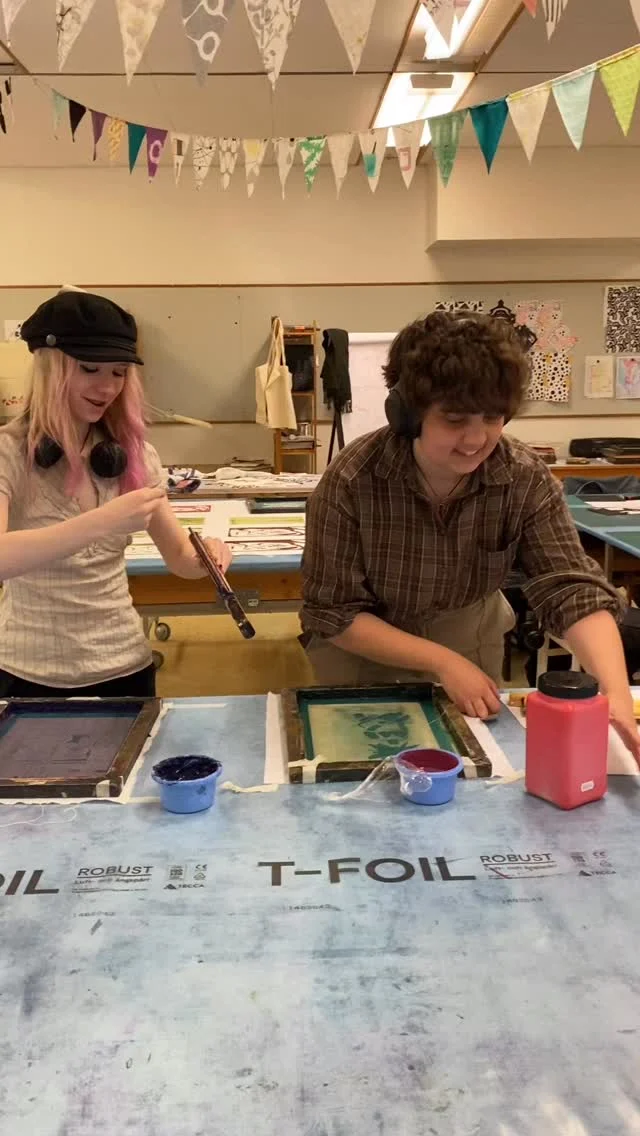 Grafisk form och illustration har haft två dagar med intro till screentryck. Nästa gång vi ses blir det stordåd 🥳

#hellidensfolkhögskola #screenprinting #screentryck #grafiskform #illustration #folkhögskola