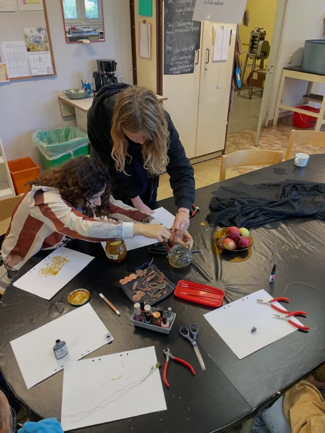 Elektroformgivning av spets, konstgjord ros, löv…….längre process. I silversalen #hellidensfolkhögskola #silverhelliden #elektroform #koppar